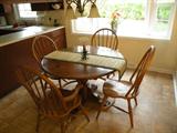 PA House Round table with two leaves and table pad