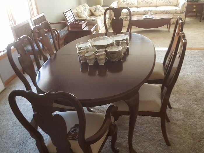 Bernhardt Dining Table with 8 Chairs and leaves