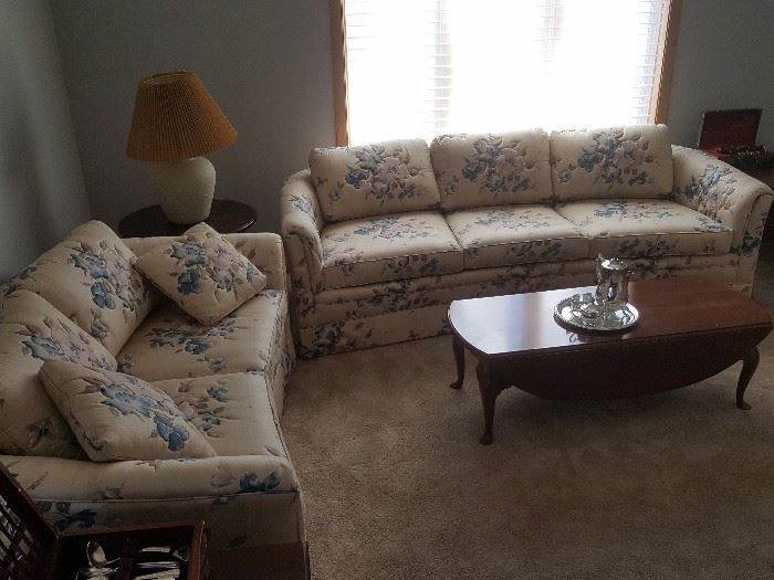 Highland House Floral Sofa and Loveseat So comfortable!!