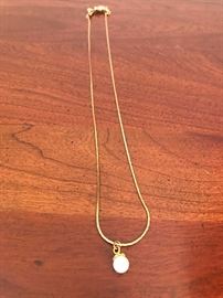 Drop pearl pendant on a yellow gold chain with a magnetic clasp, easy to put on and take off