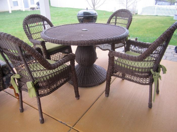OUTDOOR WICKER TABLE AND 4 CHAIRS