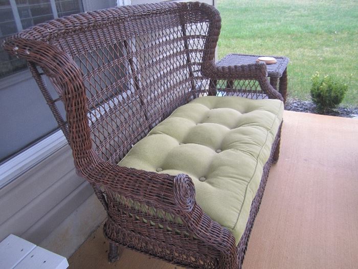 SOFA AND SIDE TABLE IN OUTDOOR WICKER