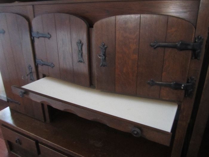 DETAIL OF PULL OUT TABLE/SHELF
