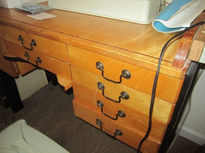 SEWING TABLE 