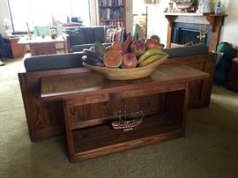 Pretty sofa table, well built. Nice home decor 
