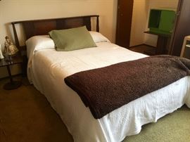 Full size bed. Nice set