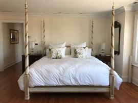 Charming Poster Bed in King Size