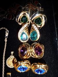 SWAROVSKI JEWELRY CLOSEUP