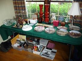 DECOR, COLLECTOR PLATES, HOUSEHOLD UNDER TABLE