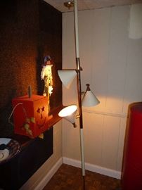 FLOOR TO CEILING LIGHT FIXTURE