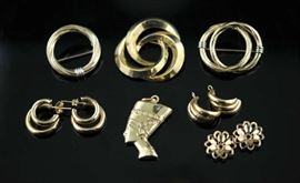 Lot 7: Lot of 18k gold jewelry, pins and earrings, 17.5 grams