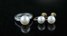 Lot 23: Antique pearl ring set in platinum with diamond baguette, 9.7 mm pearl with pearl earrings