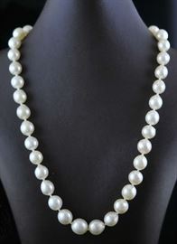 Lot 27: 16"L. graduated pearl necklace, 7-10 mm