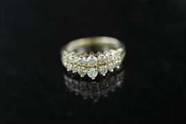 Lot 30: 14k diamond ring