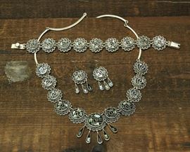 Lot 32: Sterling silver South Western motif necklace, bracelet and earrings