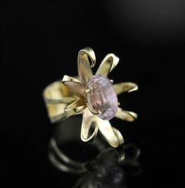 Lot 57: 14k yellow gold retro ring set with approx. 9ct kunzite, 10 grams