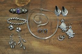 Lot 60: Sterling silver lot; several pairs of earrings, collar necklace, bracelets and a pin (58 & 97)