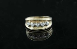 Lot 130: 14k diamond ring