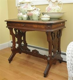 Victorian walnut writing desk, leather top 