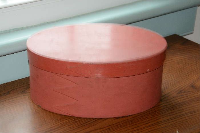 Antique oval painted Shaker finger box, 11" long, 4.5" h
