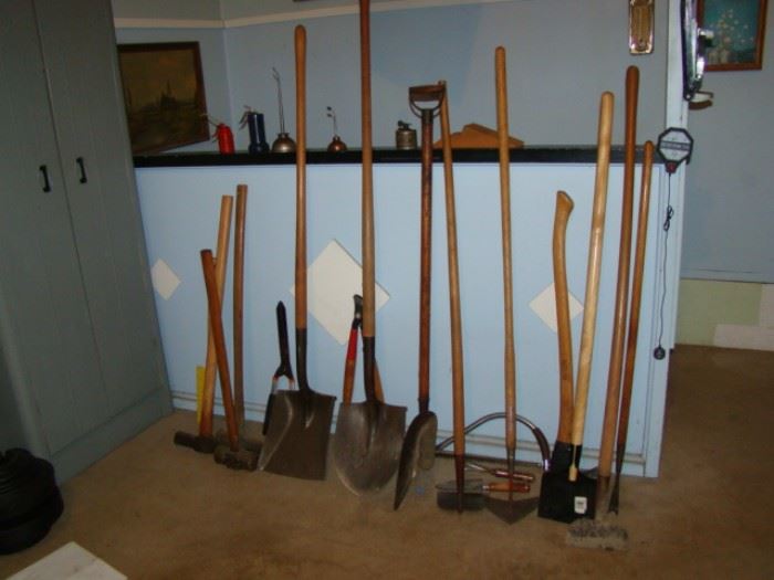 outdoor tools shovels