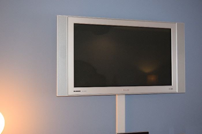 Phillips 42" Flat TV Pixel Plus with Wall Mount Bracket