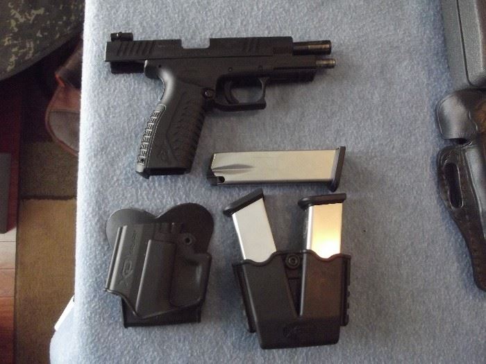 Springfield Arms XDM w/4.5 inch barrel , includes 3-15 round mags, and holster. .40 Caliber .