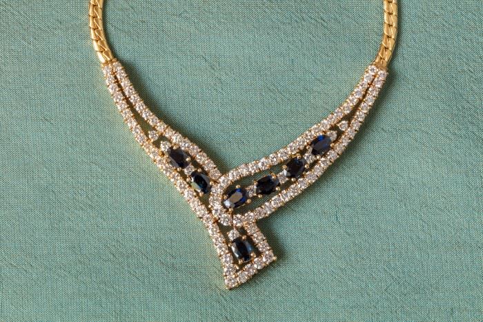 18 K Gold Diamond and Sapphire Necklace. High Quality