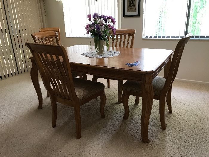 Nice oak dining room table with six chairs and matching server 63 x 42 