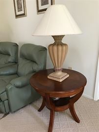Nice end table and coffee table set, 27.5 x 24 t