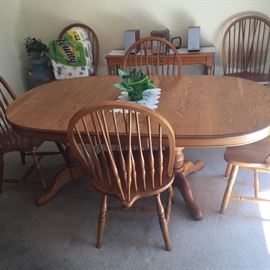 Oak dining room table w/two leaves and six chairs