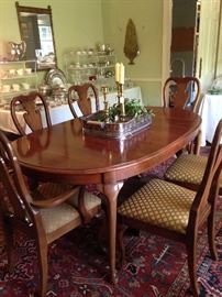 Like-new Thomasville dining table and 6 chairs