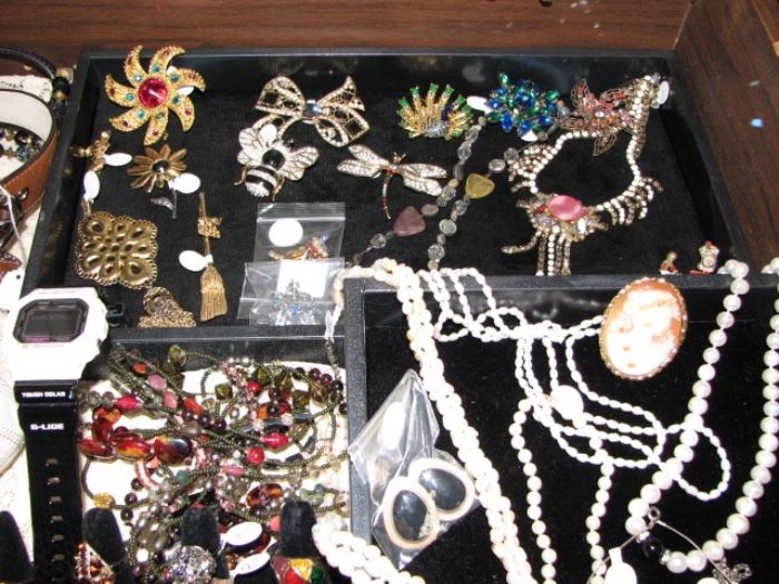 pendants, brooches, necklaces, cameo, watches and more jewelry