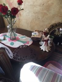 Thomasville Queen Anne Table with 2 leafs sets up to 8