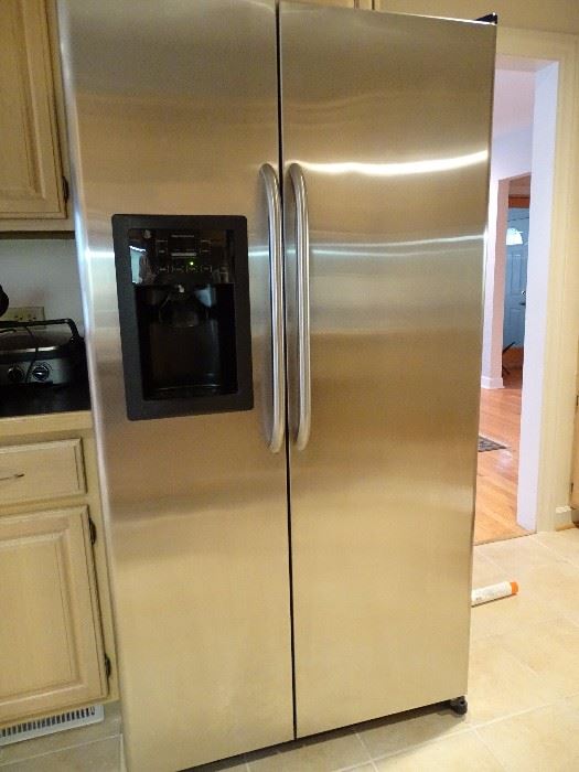 GE stainless refrigerator 25 cu ft
