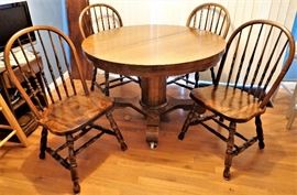 Tiger Oak Round Dining Table w/1 Leaf and 4 Chairs