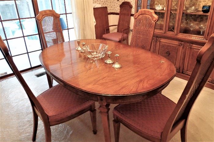 Dining Table w/2 Leaves and 6 Chairs