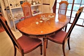 Dining Table w/2 Leaves and 6 Chairs