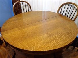 Tiger Oak Round Dining Table w/1 Leaf and 4 Chairs