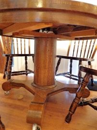 Tiger Oak Round Dining Table w/1 Leaf and 4 Chairs