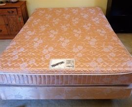 Double Bed w/Maxipedic Mattress & Box Spring