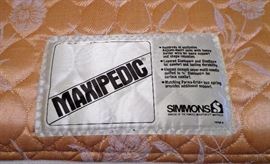 Double Bed w/Maxipedic Mattress & Box Spring