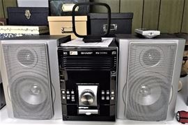 Sharp 5 Disc Changer Micro Component System XL-UH242 w/Speakers