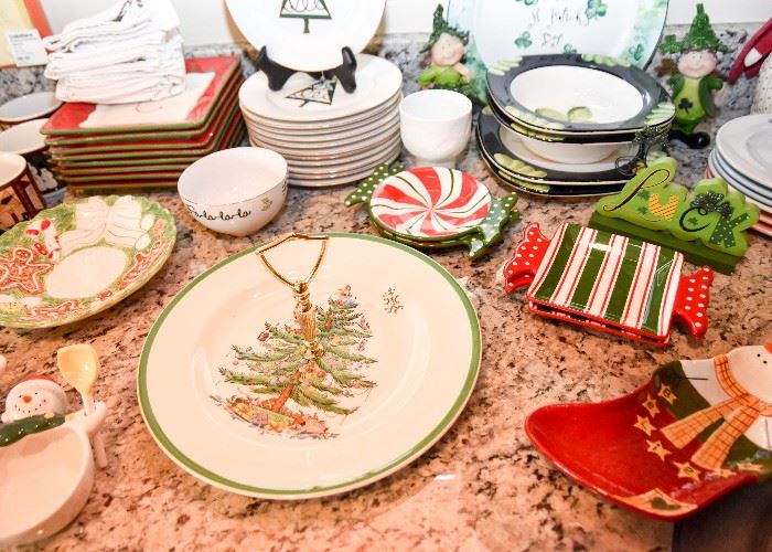Christmas Dishware & Serving Pieces
