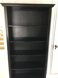 Don't miss this sturdy bookcase in perfect condition.