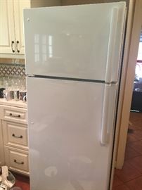 Ge refrigerator -freezer with ice maker does work and in excellent condition
