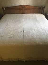 beautiful Martha Washington bedspread (queen size)