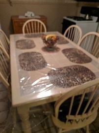 Beautiful table and 6 chairs