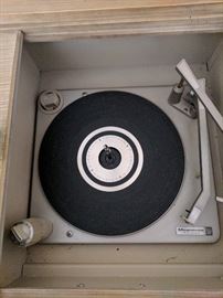 Vintage stereo and many vintage collectible albaums