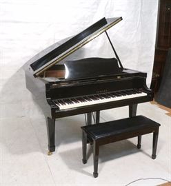 Lot 279 Black Lacquer YAMAHA G1 Baby grand Piano. Serial 